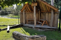 Das ist die kleine Hütte als Alternative für die kleineren zum großen Baumhaus und außerdem auch ein guter Regenschutz.