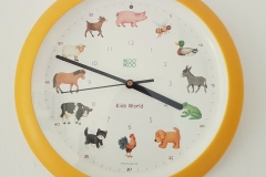 Wenn zur vollen Stunde Tierstimmen zu hören sind, liegt das wohl an dieser Uhr